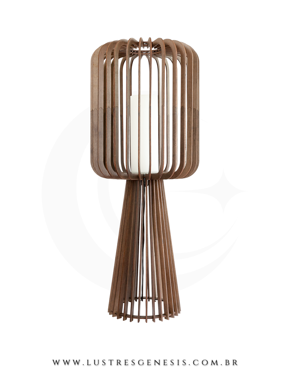 Luminária de chão Álamo de 105cm com acabamento em madeira ao lado de sofá preto em sala de estar moderna, ideal para salas, quartos e escritórios.